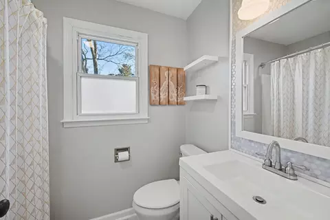 Bath - 205 Gloucester Ct, Franklin, TN 37064 photo 4 of 6