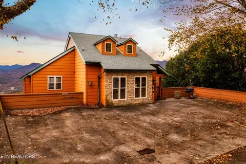 1409 Arbon Dr, Gatlinburg, TN 37738