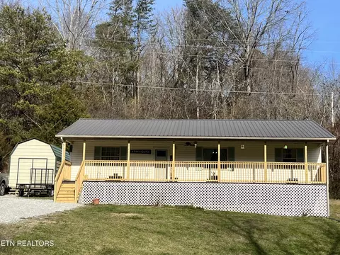 682 Ridge Rd, Caryville, TN 37714