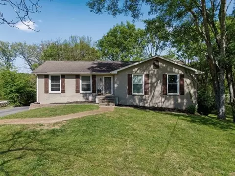 425 Lakeshore Dr, Old Hickory, TN 37138