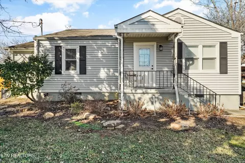 102 Sanford Ln, Oak Ridge, TN 37830