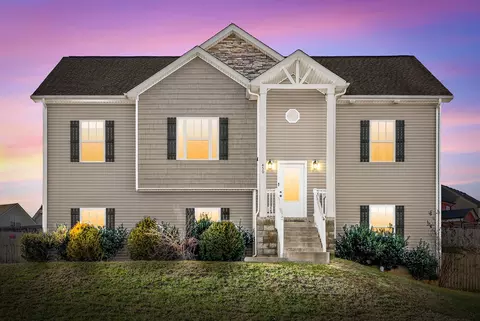 450 Woodtrace Dr, Clarksville, TN 37042