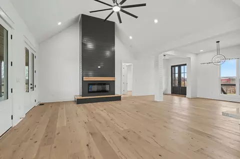 Living - 4352 Dot Rd, Springfield, TN 37172 photo 2 of 3