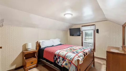 Bedroom - 2237 Highway 47 E, Dickson, TN 37055 photo 5 of 6