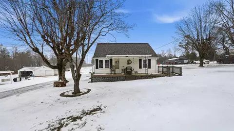 Exterior - 2237 Highway 47 E, Dickson, TN 37055 photo 5 of 13