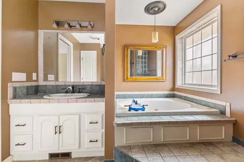 Bath - 555 White Pine Dr, Centerville, TN 37033 photo 2 of 4