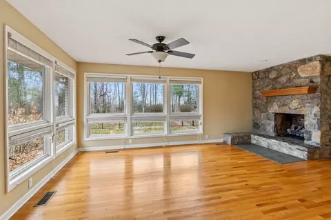 Living - 555 White Pine Dr, Centerville, TN 37033 photo 2 of 6