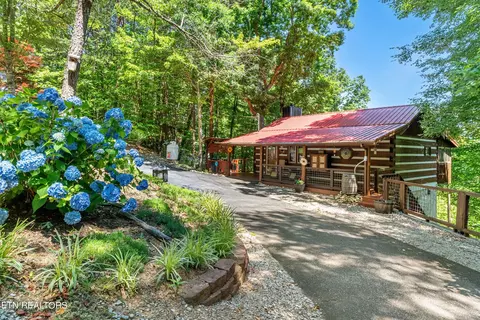 1810 Ridgecrest Dr, Sevierville, TN 37876