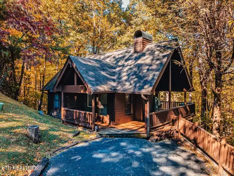 4328 Parkside Village Dr, Sevierville, TN 37862