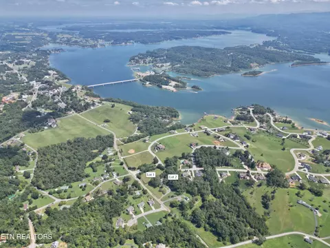 2 Majestic Cir, Dandridge, TN 37725