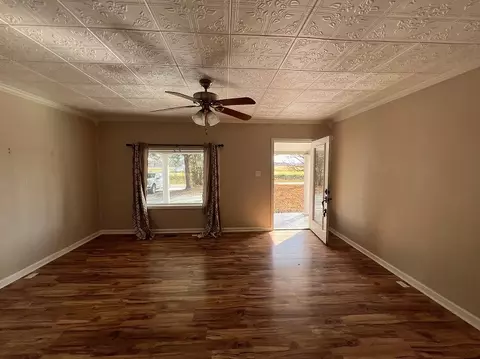 Living - 631 W Maple St, Morrison, TN 37357 photo 2 of 3