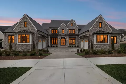 8864 Edgecomb Dr, College Grove, TN 37046