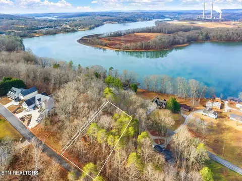 106 Lakeview Dr, Harriman, TN 37748