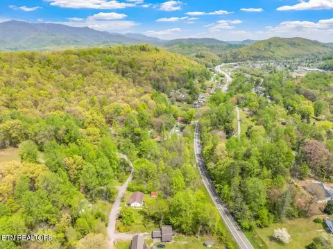 5 Hen Valley Rd, Oliver Springs, TN 37840