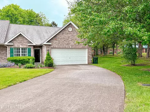 1685 Emerald Pointe Ln, Knoxville, TN 37918