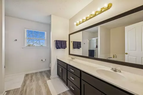 Bath - 1908 Pennington Dr, Murfreesboro, TN 37129 photo 2 of 5