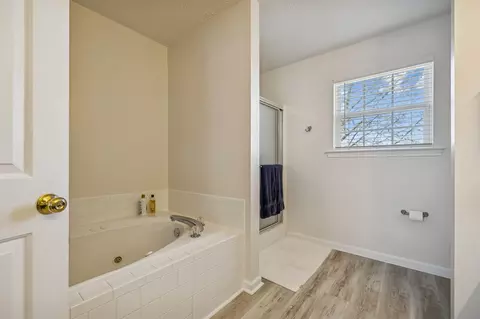 Bath - 1908 Pennington Dr, Murfreesboro, TN 37129 photo 3 of 5