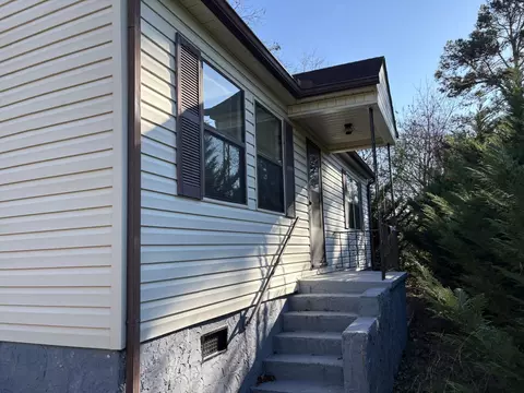 406 Hollywood Dr, Rossville, GA 30741