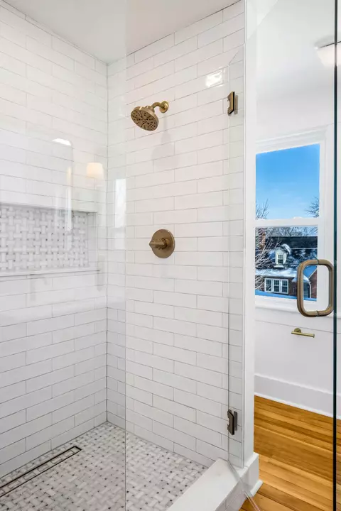 Bath - 325 Walnut St N, Springfield, TN 37172 photo 4 of 4