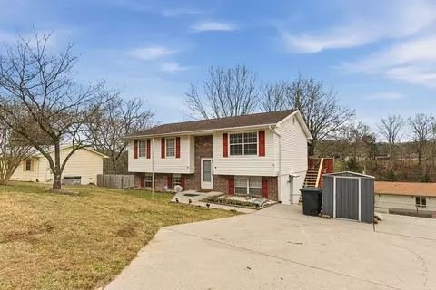 610 Red Bud Ln, Oliver Springs, TN 37840