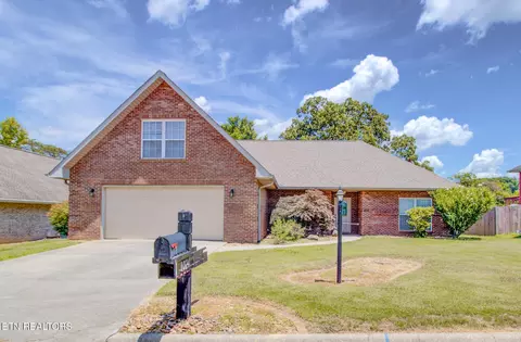 1074 Saint Johns Dr, Maryville, TN 37801
