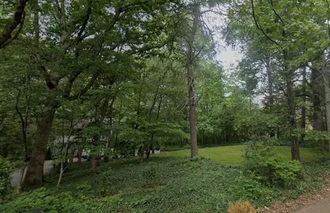 104 S Bragg Ave, Lookout Mountain, TN 37350