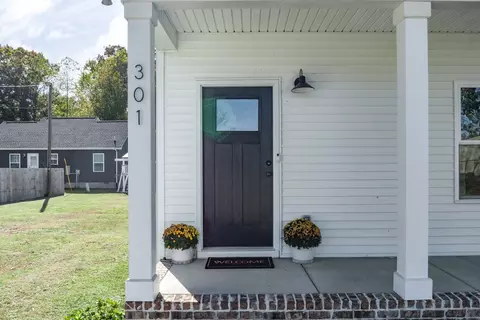 Exterior - 301 22nd Ave E, Springfield, TN 37172 photo 5 of 8