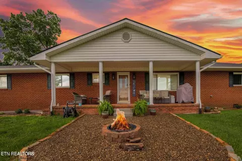 1124 Carolina Dr, Dandridge, TN 37725