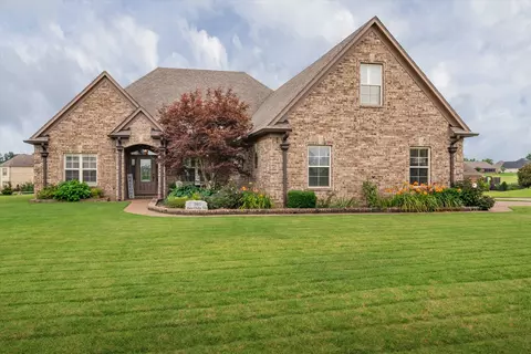 395 Fairoaks Dr, Oakland, TN 38060