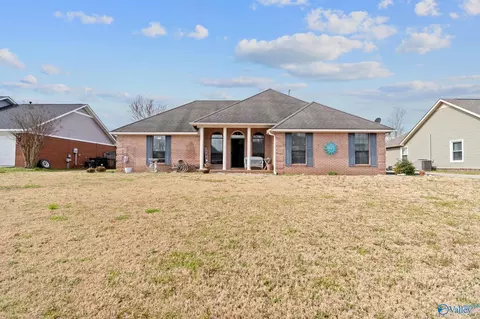 1733 Nottingham Dr SW, Decatur, AL 35603