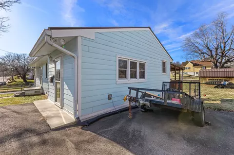 Exterior - 406 High St, Dickson, TN 37055 photo 1 of 5