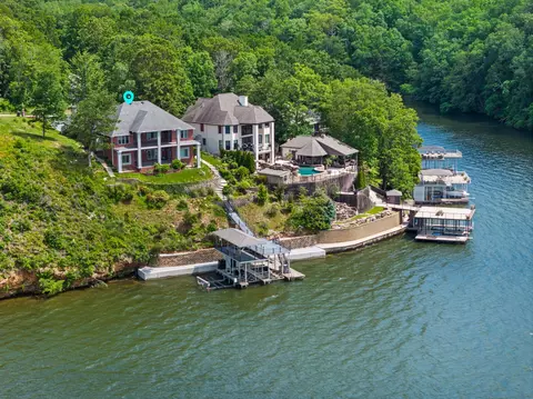 521 Wilson Lake Dr, Muscle Shoals, AL 35661
