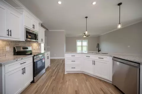 Kitchen - 139 Bruce Meadows Dr, Beechgrove, TN 37018 photo 5 of 5