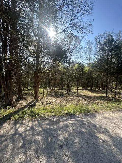 1 Creekview Rd, Columbia, TN 38401