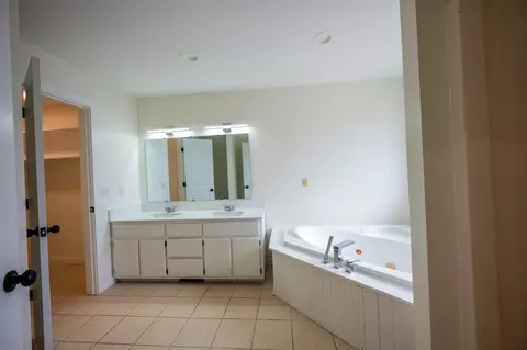 Bath - 622 Beech St, Centerville, TN 37033 photo 3 of 13