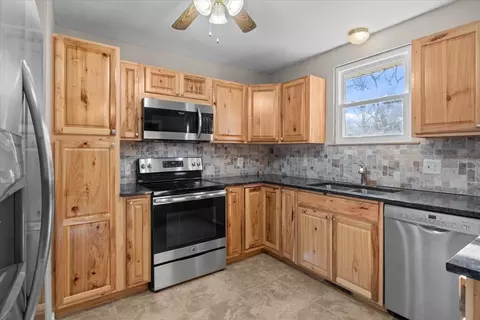 Kitchen - 105 Mae Cir, Dickson, TN 37055 photo 2 of 2
