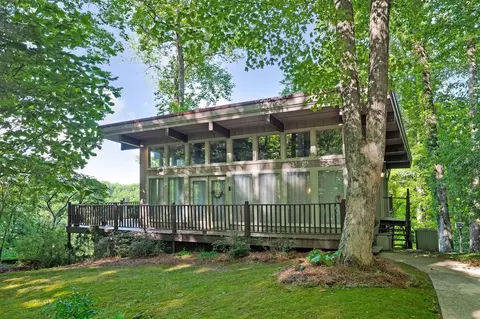 698 Crestview Dr, Sparta, TN 38583
