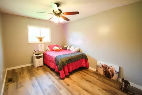Bedroom - 131 Collingwood Rd, Walling, TN 38587 photo 2 of 4