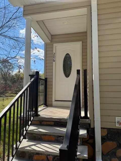 Exterior - 206 Hotel St, Decherd, TN 37324 photo 3 of 4