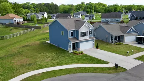 1014 Village Ct, Burns, TN 37029