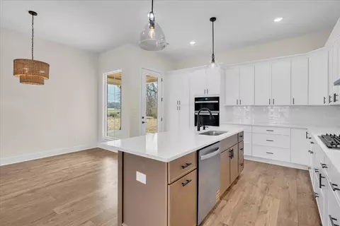 Kitchen - 83 Hickory Grove Dr, Morrison, TN 37357 photo 2 of 7