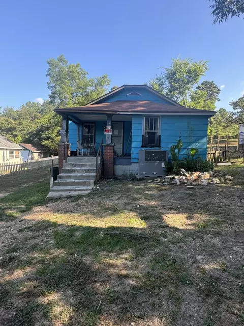 608 W College St, Athens, TN 37303