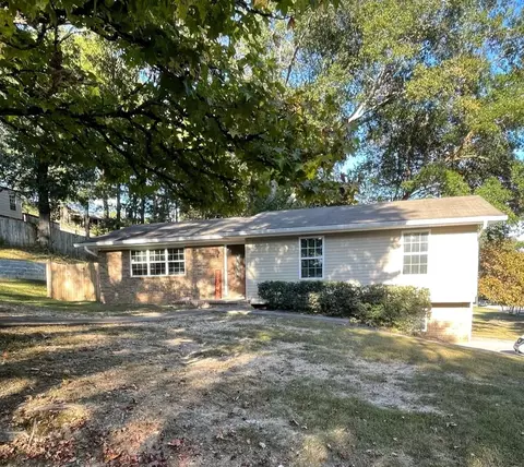 1304 Lynnhaven Cir, Hixson, TN 37343