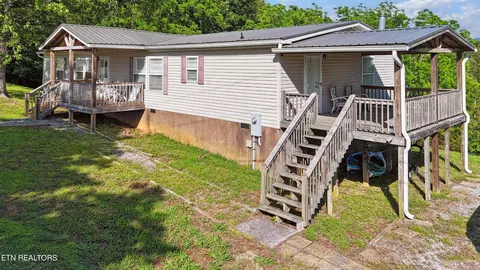 1366 Paradise Ln, Dandridge, TN 37725