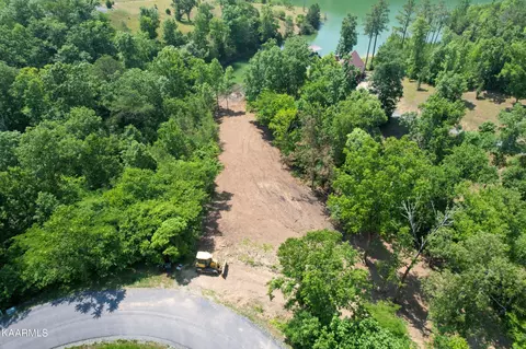 21 Stone Bridge Dr, Dandridge, TN 37725