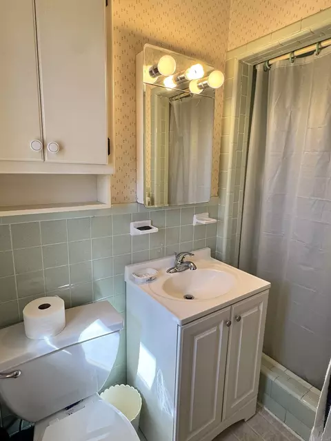 Bath - 205 Mary Sharp Dr, Decherd, TN 37324 photo 2 of 3