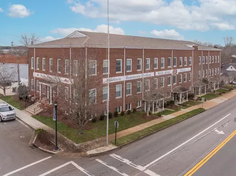 202 W College St # A, Dickson, TN 37055