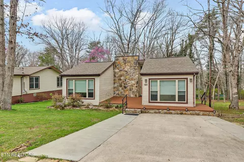121 Lakeshire Dr, Crossville, TN 38558