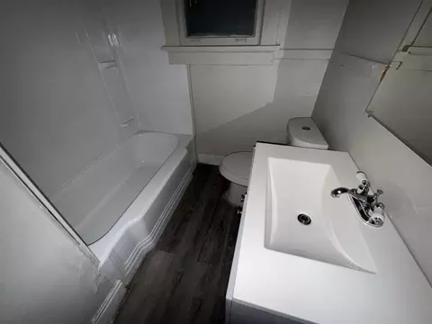 Bath - 2012 Carnes Ave, Memphis, TN 38114 photo 1 of 4