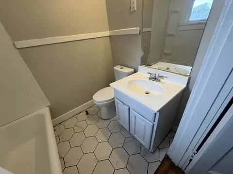 Bath - 2012 Carnes Ave, Memphis, TN 38114 photo 4 of 4